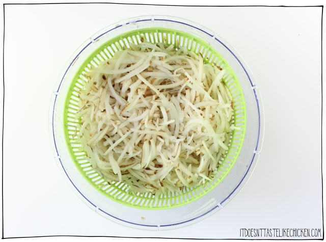 素食Hashbrown土豆!在这个食谱中有两个技巧可以让这些炸薯饼做起来又快又简单。# itdoesnttastelikechicken # veg类似雷竞技anrecipes # veganbreakfastgydF4y2Ba