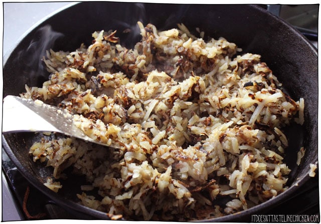 素食Hashbrown土豆!在这个食谱中有两个技巧可以让这些炸薯饼做起来又快又简单。# itdoesnttastelikechicken # veg类似雷竞技anrecipes # veganbreakfastgydF4y2Ba